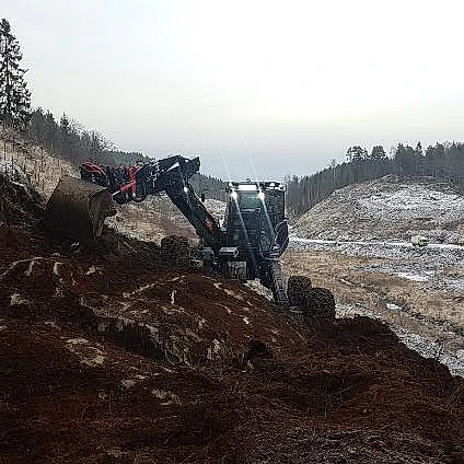 Menzi Muck maskin graver i bakke