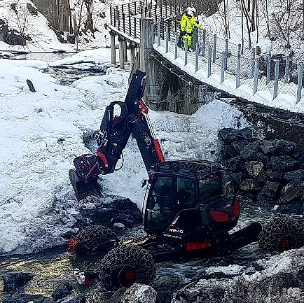 Menzi Muck maskin i arbeid med islagt vann
