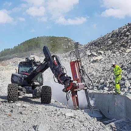 Menzi Muck maskin borer i berg
