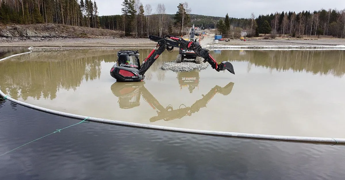 Menzi Muck maskin står i vann og graver