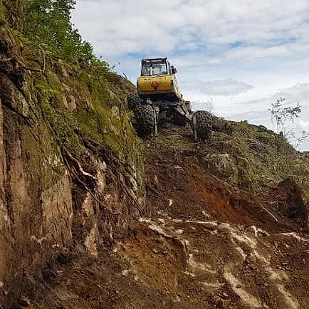 Menzi Muck i fjellvegg