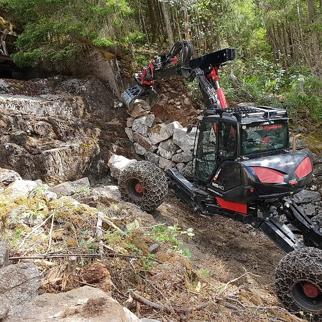 Menzi Muck maskin i ulent terreng
