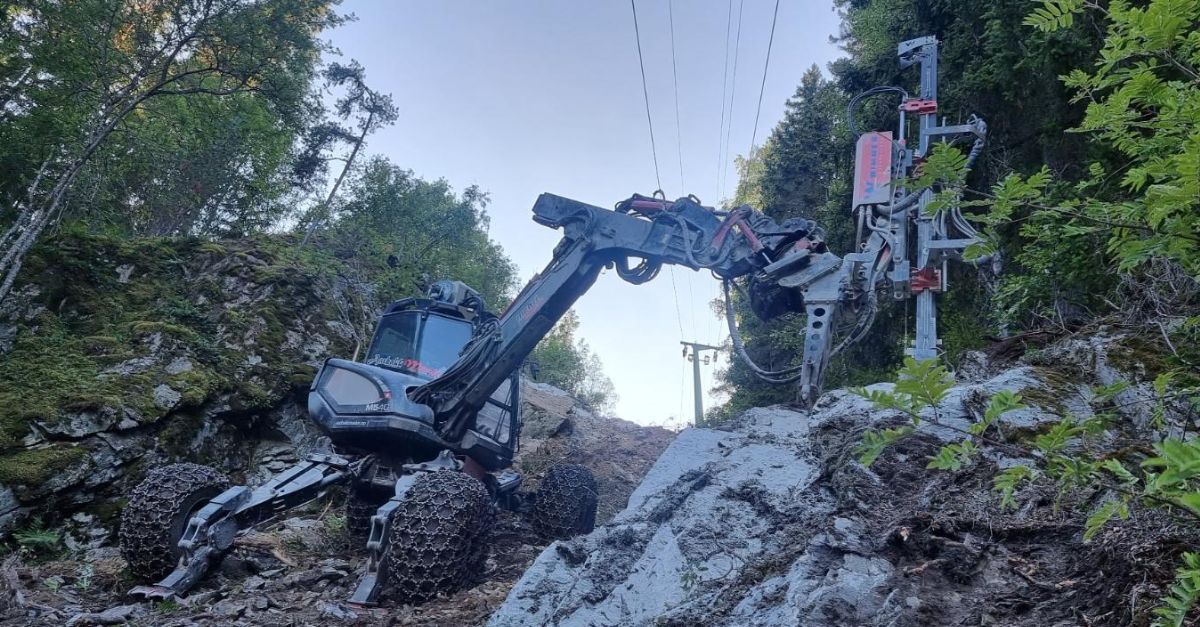 Menzi muck maskin borer i berg
